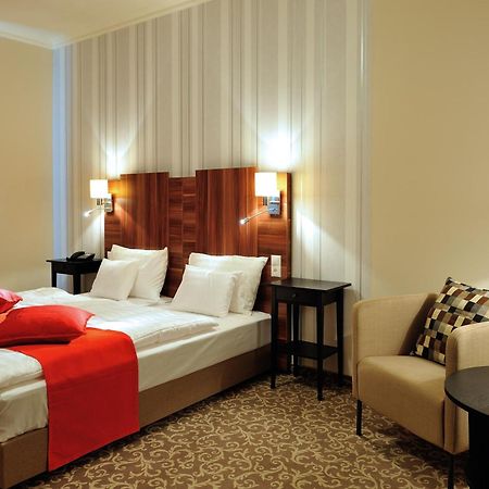 Corner Hotel & Kavehaz Dunaújváros Zewnętrze zdjęcie