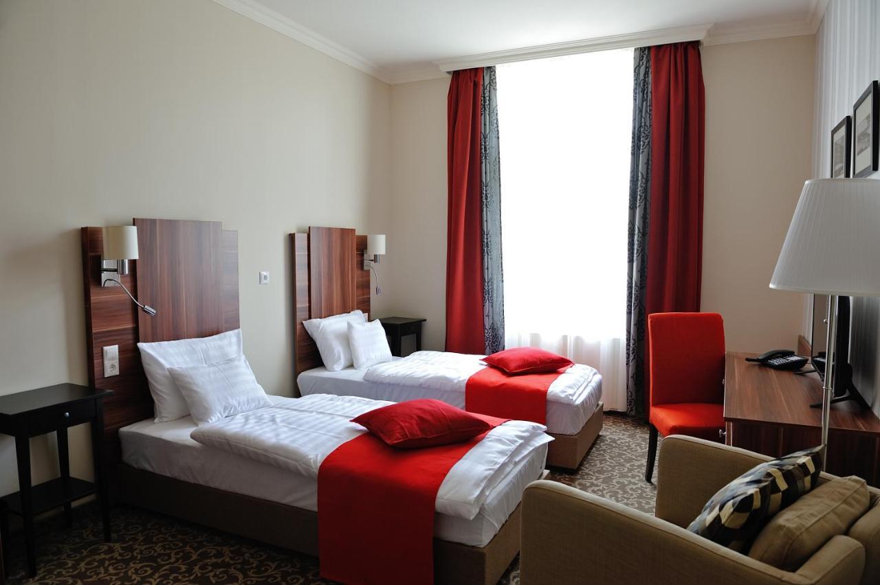 Corner Hotel & Kavehaz Dunaújváros Zewnętrze zdjęcie