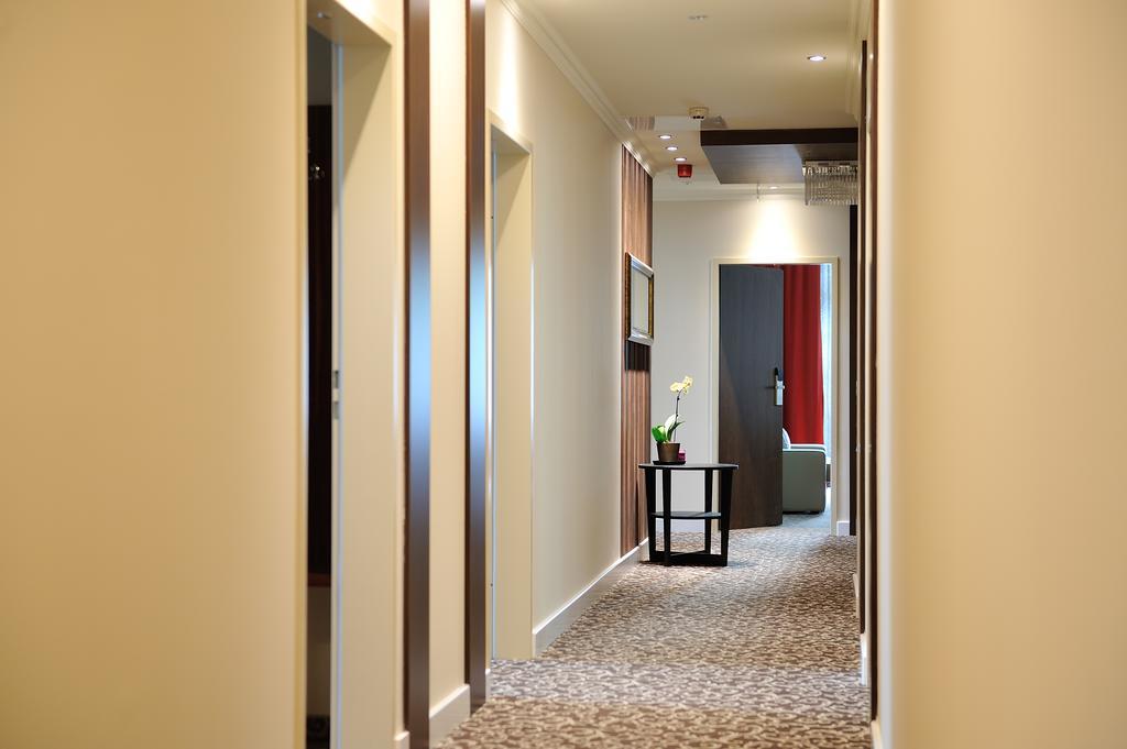 Corner Hotel & Kavehaz Dunaújváros Zewnętrze zdjęcie