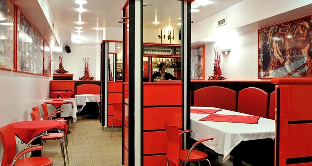 Corner Hotel & Kavehaz Dunaújváros Zewnętrze zdjęcie