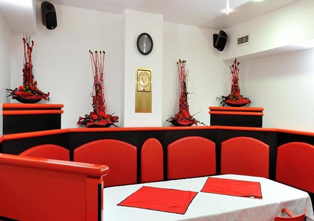 Corner Hotel & Kavehaz Dunaújváros Zewnętrze zdjęcie