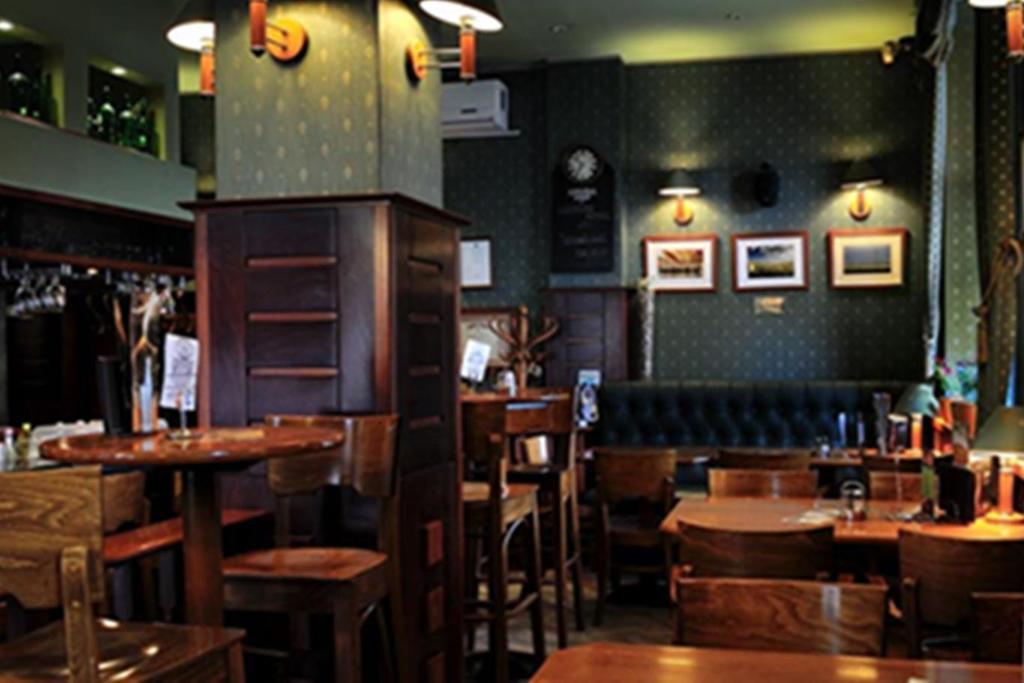 Corner Hotel & Kavehaz Dunaújváros Zewnętrze zdjęcie