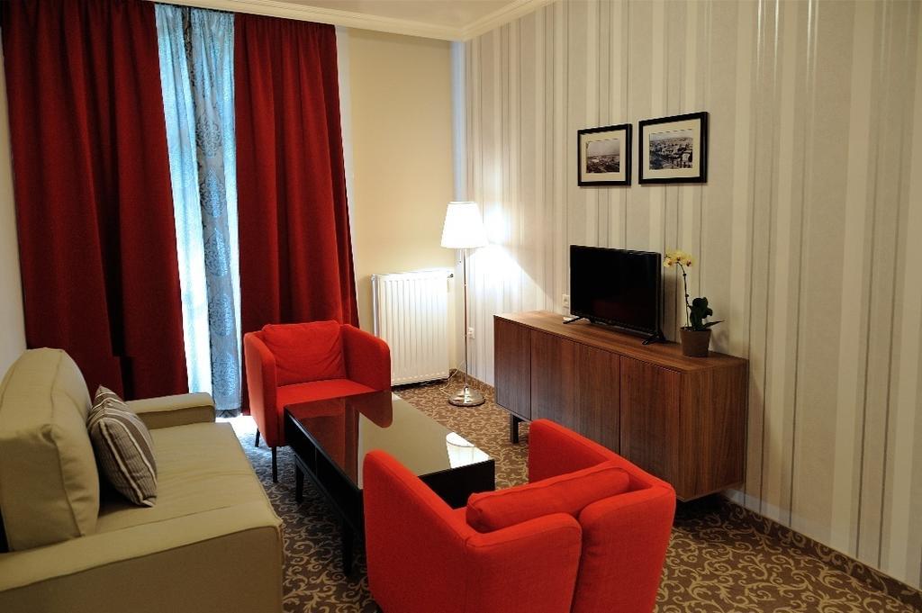 Corner Hotel & Kavehaz Dunaújváros Zewnętrze zdjęcie