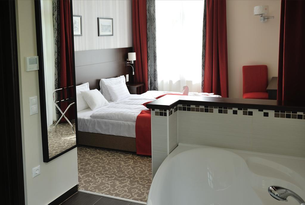 Corner Hotel & Kavehaz Dunaújváros Pokój zdjęcie