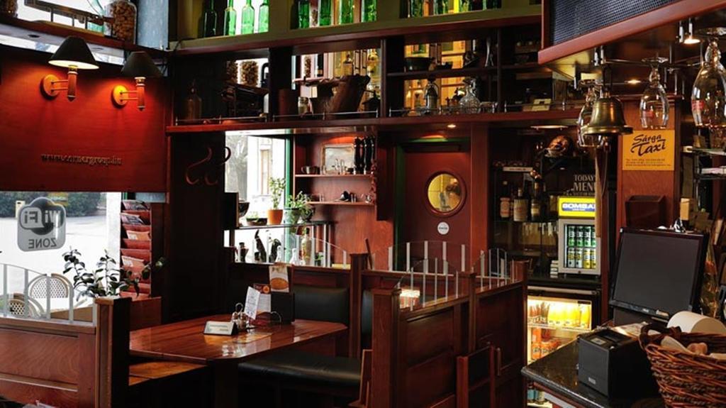Corner Hotel & Kavehaz Dunaújváros Zewnętrze zdjęcie