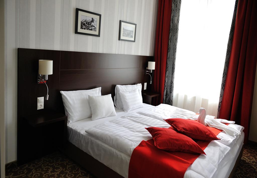 Corner Hotel & Kavehaz Dunaújváros Pokój zdjęcie
