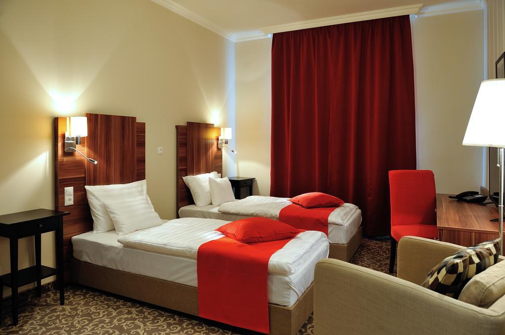 Corner Hotel & Kavehaz Dunaújváros Zewnętrze zdjęcie