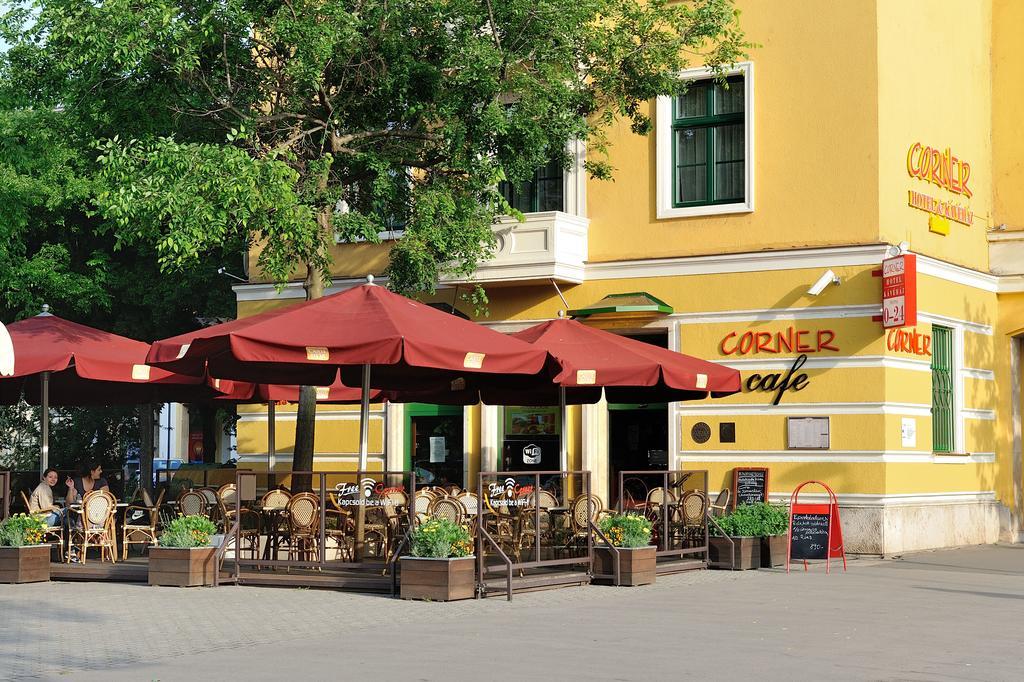 Corner Hotel & Kavehaz Dunaújváros Zewnętrze zdjęcie